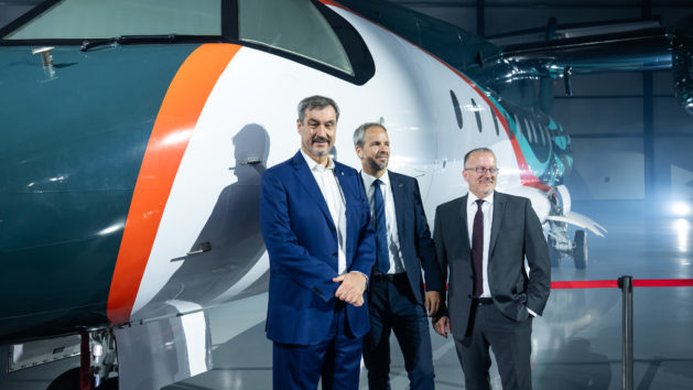 Ministerpräsident Dr. Markus Söder bei der Roll Out Zeremonie des D328eco Testflugzeugs TAC
