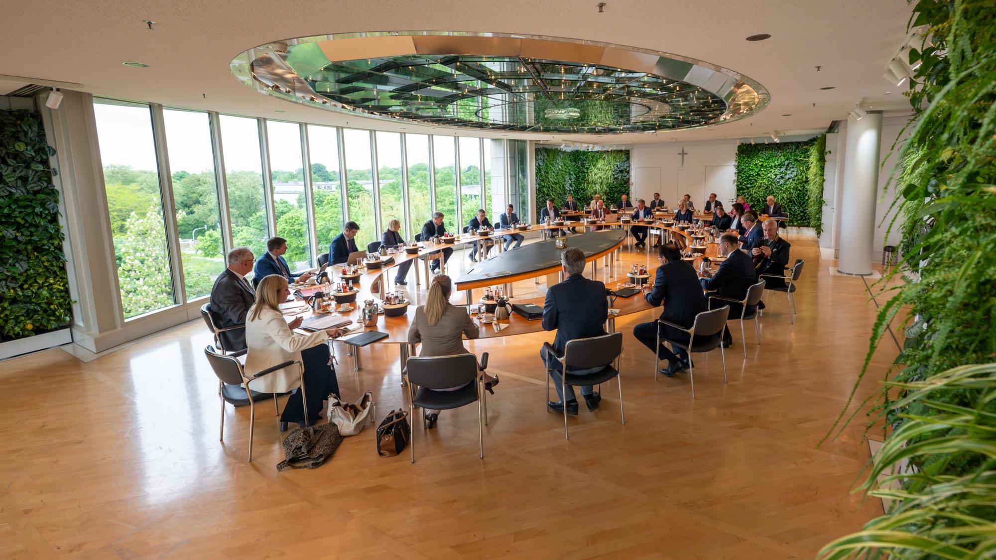 Das Kabinett befasst sich in seiner Sitzung am 6. Mai 2025 insbesondere mit dem Thema Jüdisches Leben und Erinnerungskultur.