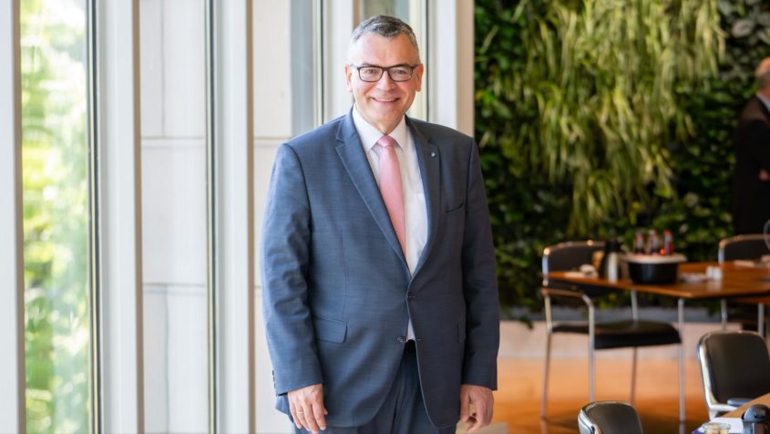 Staatskanzleiminister Dr. Florian Herrmann im Ministerratssaal der Bayerischen Staatskanzlei.