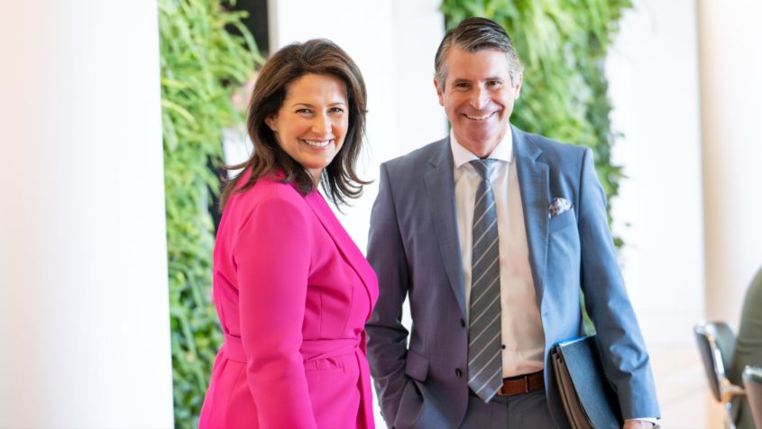 Europaminister Eric Beißwenger (rechts) und Landwirtschaftsministerin Michaela Kaniber (links).