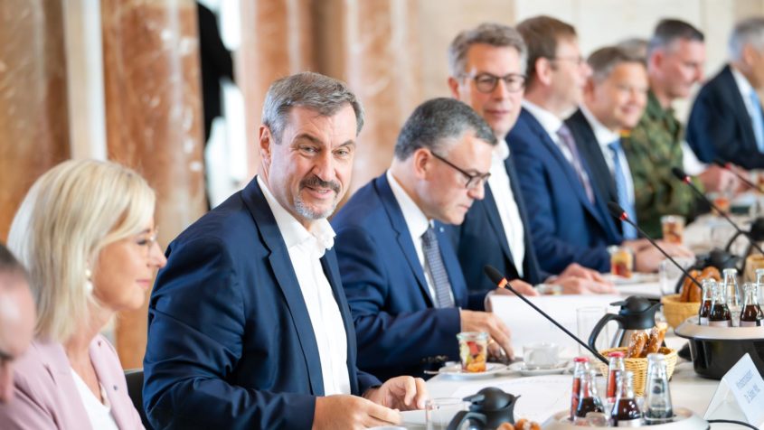 Am Verteidigungs- und Rüstungsgipfel nehmen neben Ministerpräsident Dr. Markus Söder auch Wirtschaftsminister Hubert Aiwanger, Arbeitsministerin Ulrike Scharf, Staatskanzleiminister Dr. Florian Herrmann und Wissenschaftsminister Markus Blume teil.