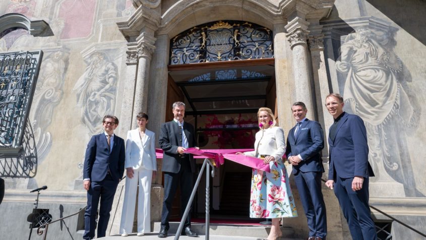 Wiedereröffnung des Cavazzen Museums in Lindau unter anderem mit Ministerpräsident Dr. Markus Söder (3. von links), der Lindauer Oberbürgermeisterin Dr. Claudia Alfons (3. von rechts) und Europaminister Eric Beißwenger (2. von rechts).