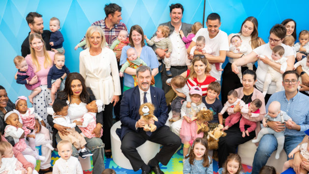 In der Staatskanzlei: Ministerpräsident Dr. Markus Söder und Familienministerin Ulrike Scharf übergeben Ehrenpatenschaftsurkunden an mehrere Familien aus ganz Bayern mit Mehrlingen.