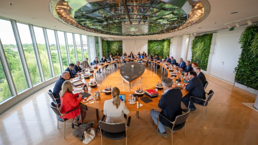 Unter Leitung von Ministerpräsident Dr. Markus Söder tagt das Kabinett im Ministerratssaal der Bayerischen Staatskanzlei. Das Kabinett befasst sich insbesondere mit sportpolitischen Themen.