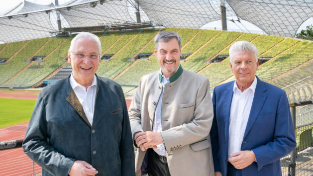 Münchens Oberbürgermeister Dieter Reiter, Ministerpräsident Dr. Markus Söder und Sportminister Joachim Herrmann im Olympiastadion München.