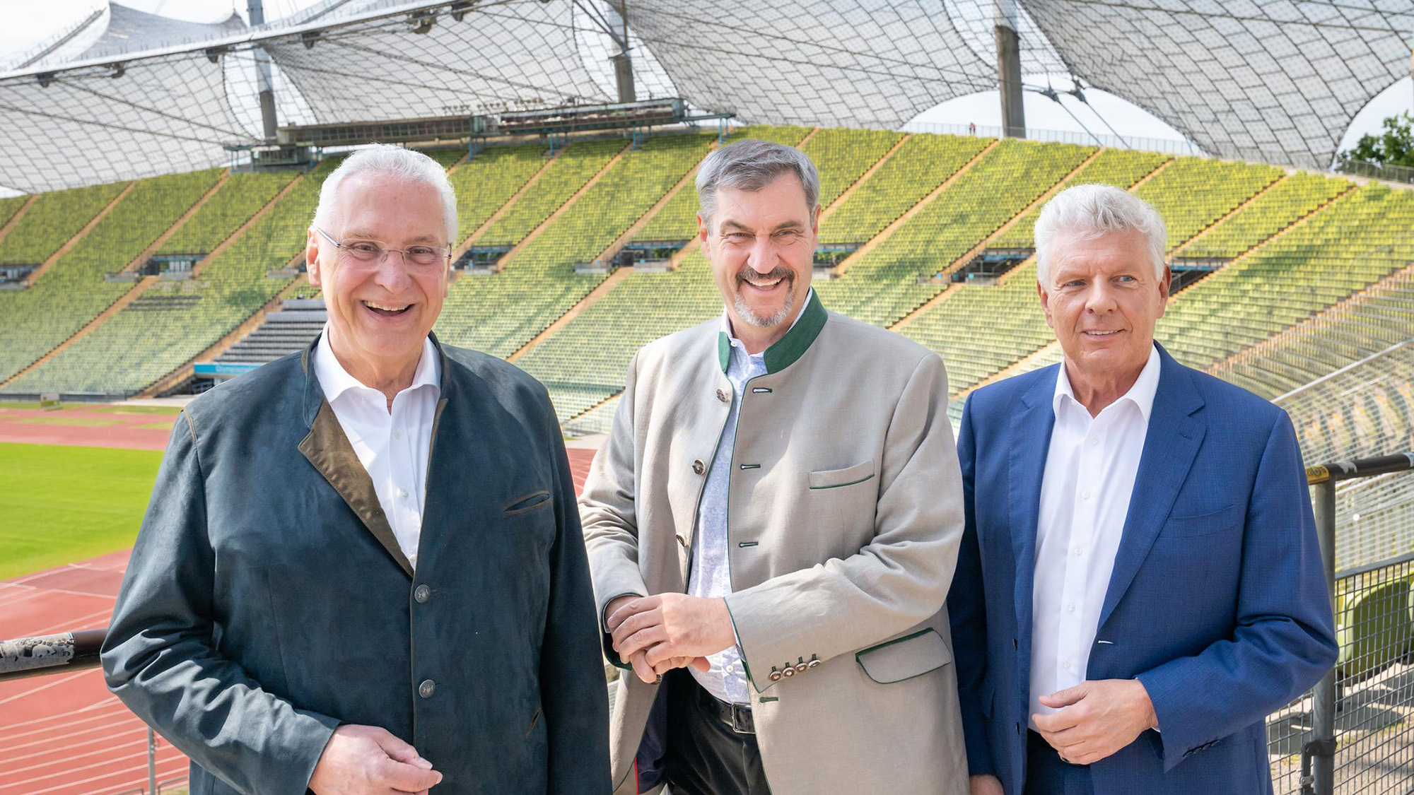 Münchens Oberbürgermeister Dieter Reiter, Ministerpräsident Dr. Markus Söder und Sportminister Joachim Herrmann im Olympiastadion München.
