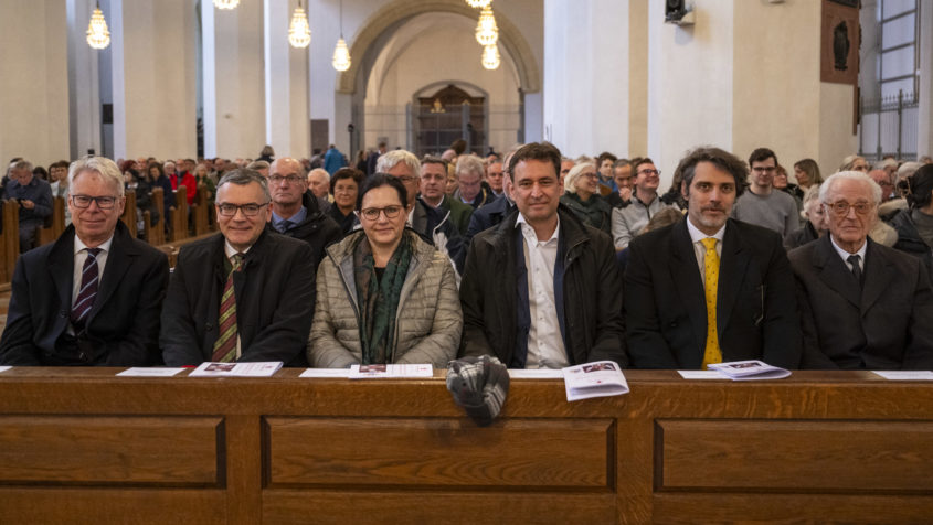 Der Präsident des Bayerischen Verfassungsgerichtshofs, Dr. Hans-Joachim Hessler, Staatskanzleiminister Dr. Florian Herrmann, Renate Thalhammer-Herrmann, Justizminister Georg Eisenreich, Prinz Ludwig von Bayern und Herzog Franz von Bayern (v.l.n.r.) während des Dankgottesdienst für Papst Leo XIV. © Erzbischöfliches Ordinariat München/Lennart Preiss