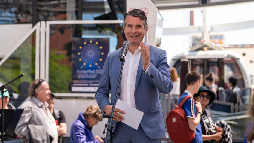 Europaminister Eric Beißwenger hält eine Rede.