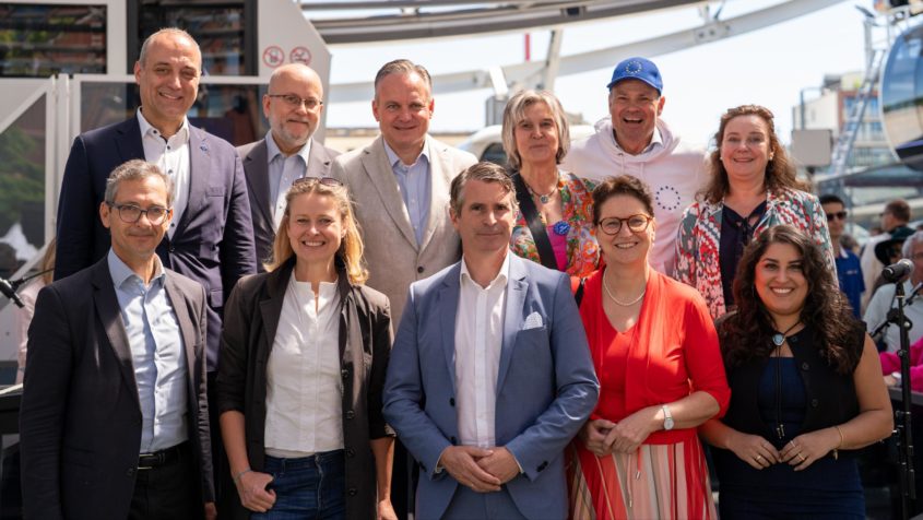 Gruppenbild unter anderem mit Europaminister Eric Beißwenger (Mitte), dem Leiter der Regionalvertretung der Europäischen Kommission in München, Wolfgang Bücherl (2. von links), die Münchner Stadträtin Dr. Julia Schmitt-Thiel 4. von links) und dem Referenten für Arbeit und Wirtschaft der Landeshauptstadt München, Dr. Christian Scharpf (5. von links).