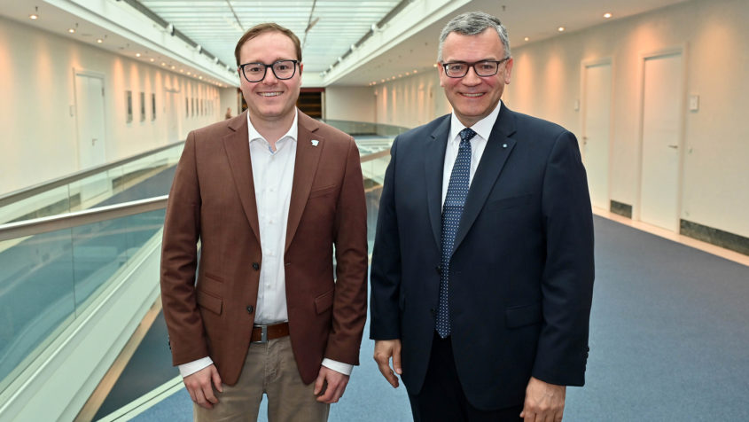 Der Präsident des Bayerischen Jugendrings, Philipp Seitz (links), und Staatsminister Dr. Florian Herrmann (rechts) in der Staatskanzlei.