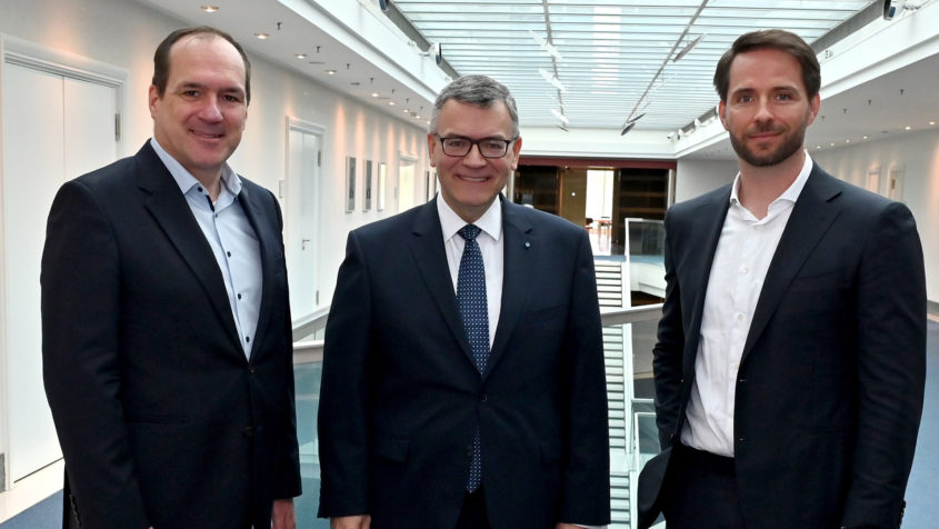 In der Staatskanzlei (v.l.n.r.): Der Senior Director Public Policy Germany bei Uber, Roland Werner, Staatsminister Dr. Florian Herrmann und der General Manager von Uber in Deutschland, Österreich und der Schweiz, Christoph Weigler.