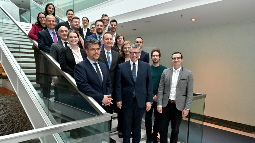 Gruppenbild: Staatsminister Dr. Florian Herrmann mit den Diplomatinnen und Diplomaten des Bertelsmann Stiftung Diplomacy Circle.
