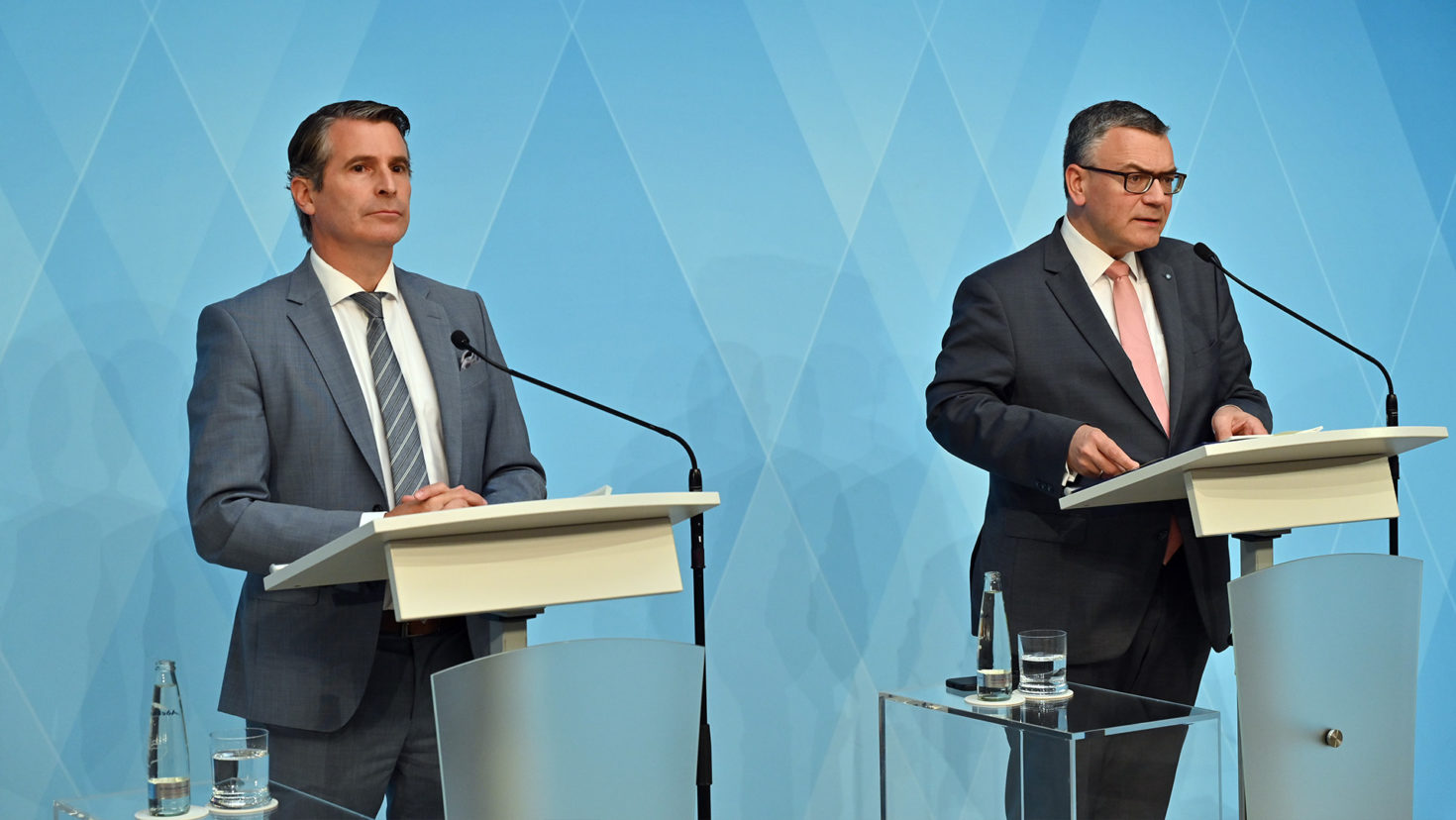 Die Pressekonferenz mit Europaminister Eric Beißwenger (links) und Staatskanzleiminister Dr. Florian Herrmann (rechts) findet im Foyer des Prinz-Carl-Palais statt. Die Pressekonferenz mit Europaminister Eric Beißwenger (links) und Staatskanzleiminister Dr. Florian Herrmann (rechts) findet im Foyer des Prinz-Carl-Palais statt.