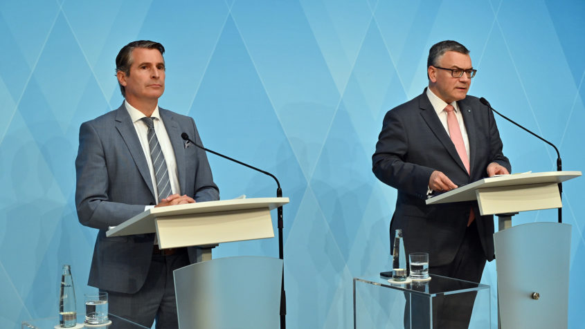 Die Pressekonferenz mit Europaminister Eric Beißwenger (links) und Staatskanzleiminister Dr. Florian Herrmann (rechts) findet im Foyer des Prinz-Carl-Palais statt.