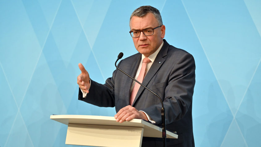 Staatskanzleiminister Dr. Florian Herrmann während einer Pressekonferenz.