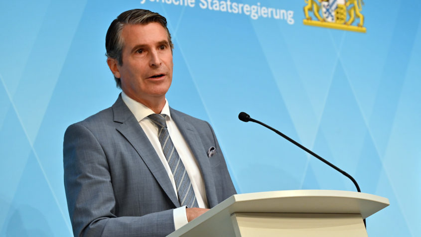 Europaminister Eric Beißwenger während einer Pressekonferenz.