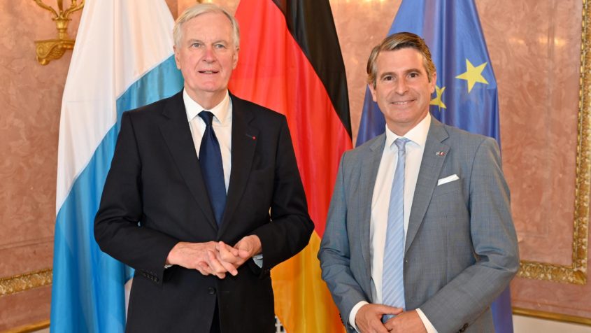 Europaminister Eric Beißwenger (rechts) empfängt den ehemaligen Premierminister der Französischen Republik, Michel Barnier (links), im Prinz-Carl-Palais.