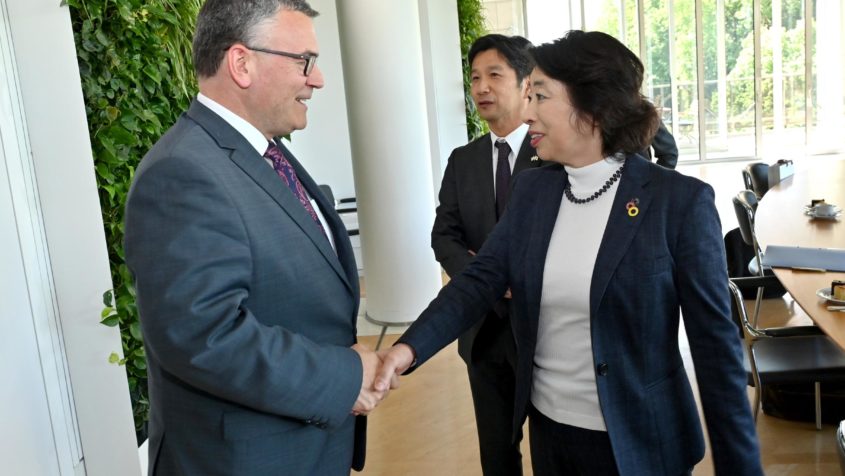 Staatsminister Dr. Florian Herrmann (links) empfängt die Botschafterin von Japan, Mitsuko Shino (rechts) in der Staatskanzlei.