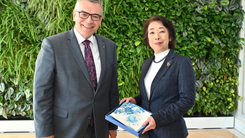 Staatsminister Dr. Florian Herrmann (links) empfängt die Botschafterin von Japan, Mitsuko Shino (rechts) in der Staatskanzlei.