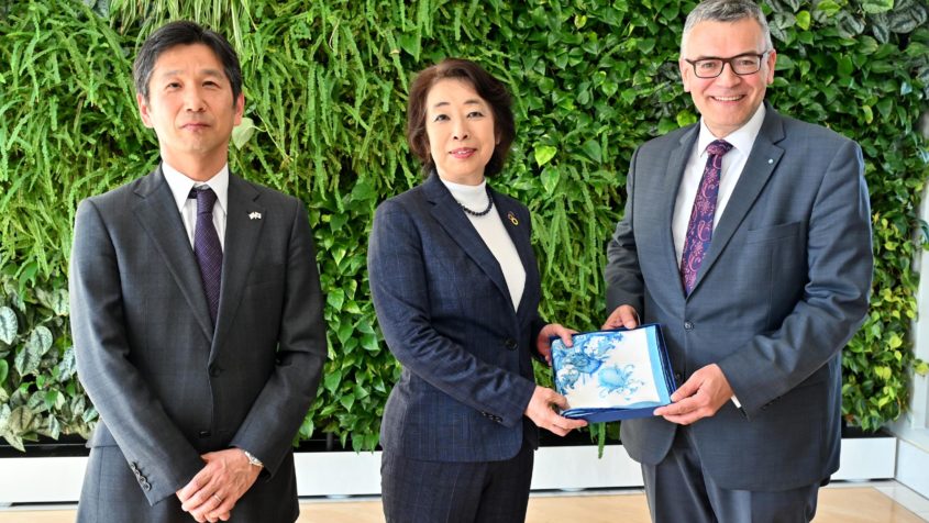Der japanische Generalkonsul Kenichi Bessho, die japanische Botschafterin Mitsuko Shino und Staatsminister Dr. Florian Herrmann (v.l.n.r.).