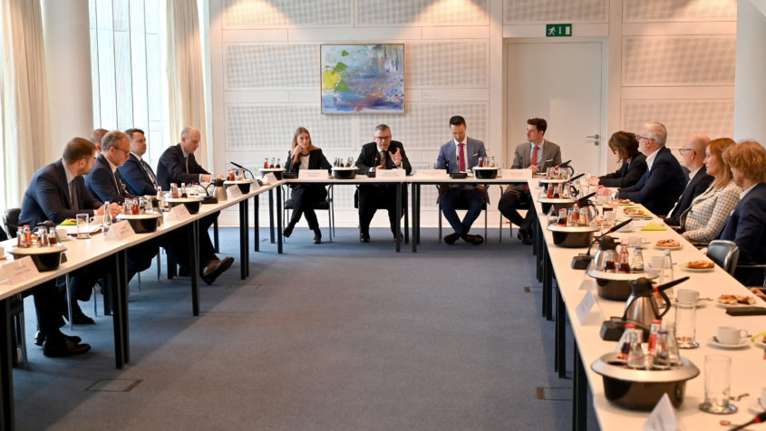 Gespräch zwischen Staatsminister Dr. Florian Herrmann Vertreter der SpareBank und weiteren norwegischen Delegationsangehörigen  im Rahmen des „Norwegian Investor Trip“.