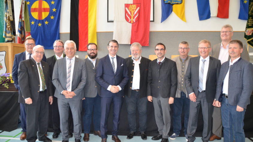 Gruppenbild zum 34. Europatag der Gemeinde Niederrieden mit Staatsminister a.D. Josef Miller (2. von links), Europaminister Eric Beißwenger (6. von links), dem Bürgermeister der Gemeinde Niederrieden, Michael Büchler (6. von rechts), MdL Klaus Holetschek (5. von rechts), und weiteren Bürgermeistern aus der Region. © Gemeinde Niederrieden