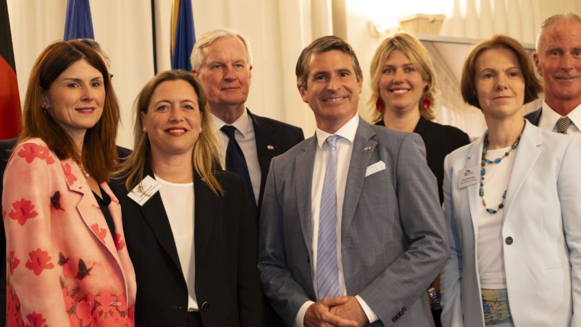 Gruppenbild mit Europaminister Eric Beißwenger und dem ehemaligen französischen Premierminister Michel Barnier im Max-Joseph-Saal der Münchner Residenz zum Empfang anlässlich dem 40-jährigen Bestehen bayerisch-französischen Wirtschaftsclub „Club éco“. © Werner Polwein / WePo Foto
