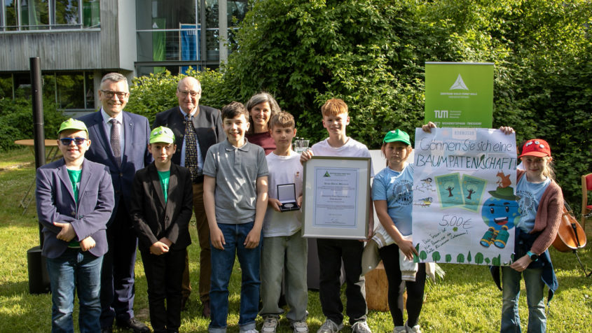 Im Rahmen des Jahresempfang des Zentrums Wald-Forst-Holz Weihenstephan: Staatsminister Dr. Florian Herrmann übergibt die Georg-Dätzel-Medaille für besondere Leistungen in der Anwendung, Umsetzung und Verbreitung von Waldwissen an die Johannes-Hess Grundschule Burghausen.