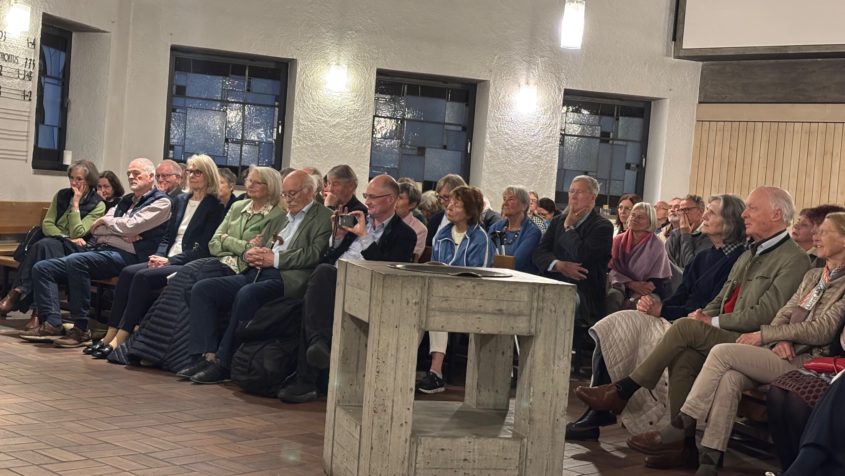 Zahlreiche Gäste sind zur Veranstaltungsreihe „Das bunte Kultursofa“ gekommen.