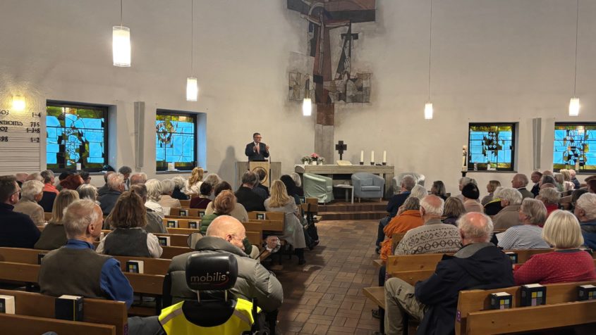 Im Rahmen der Veranstaltungsreihe „Das bunte Kultursofa“ findet eine Diskussion zum Thema „Polarisierung in der Gesellschaft – Wohin entwickelt sich unsere Demokratie?“ in der Immanuelkirche in München statt.