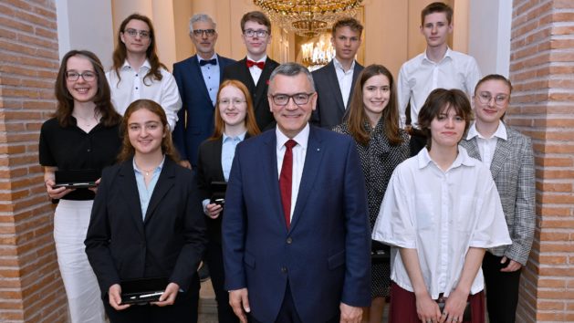 Staatsminister Dr. Florian Herrmann mit den Landessiegern 2025 der Sparte "Jugend forscht" im Prinz-Carl-Palais.