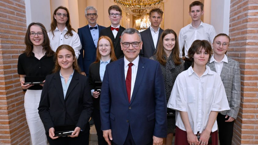 Staatsminister Dr. Florian Herrmann mit den Landessiegern 2025 der Sparte 