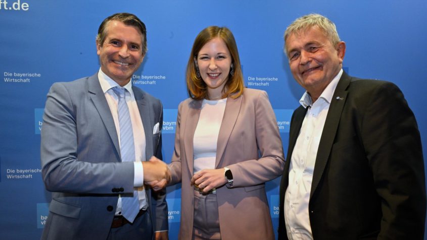 Europaminister Eric Beißwenger, die österreichische Bundesministerin für Europa, Integration und Familie, Claudia Plakolm, und der vbw-Hauptgeschäftsführer Bertram Brossardt (v.l.n.r.).
