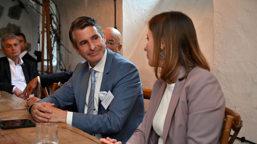 Im Gespräch: Europaminister Eric Beißwenger mit der österreichischen Bundesministerin für Europa, Integration und Familie, Claudia Plakolm.