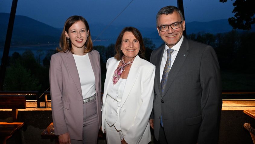 Die österreichische Bundesministerin für Europa, Integration und Familie, Claudia Plakolm, die Verlegerin Christiane Goetz-Weimer und Staatskanzleiminister Dr. Florian Herrmann (v.l.n.r.).