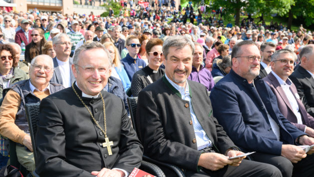 Der Landesbischof der Evangelisch-Lutherischen Kirche in Bayern, Christian Kopp (links), und Ministerpräsident Dr. Markus Söder (2. von links) beim Bayerischen Kirchentag auf dem Hesselberg.