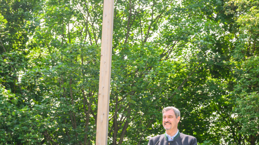 Ministerpräsident Dr. Markus Söder: "'Gemeinsam für die Welt' – das diesjährige Motto des Bayerischen Evangelischen Kirchentags mit vielen tausend Besuchern auf dem Hesselberg bei Gerolfingen in Mittelfranken. Der Kirchentag ist eine gute Mischung aus Musik, Gesang und Gebet."