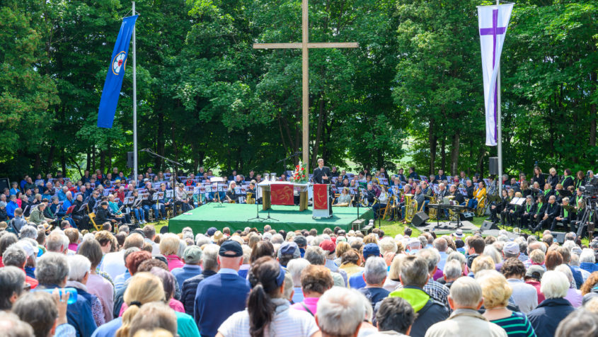 Ministerpräsident Dr. Markus Söder: "Als Freistaat Bayern bekennen wir uns zu unseren christlichen Wurzeln: zur Kirche, zum Kreuz und zum Religionsunterricht. Wir treten ein für den Schutz des Lebens von Anfang bis Ende und für die Würde jedes einzelnen Menschen."