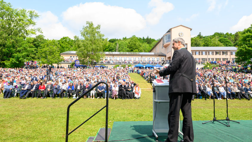"Der Glaube gibt mir als evangelischem Christen Kraft und ist Bekenntnis und Erdung zugleich. Er gibt Mut und Hoffnung – daher müssen wir in unserer Gesellschaft über den Glauben reden." - Ministerpräsident Dr. Markus Söder.