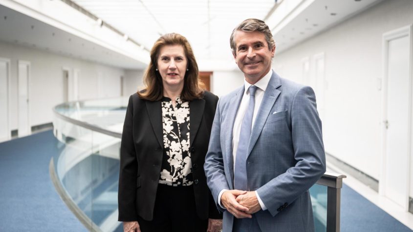 Antrittsbesuch in der Staatskanzlei: Die Botschafterin des Großherzogtums Luxemburg, Sylvie Lucas (links), wird von Europaminister Eric Beißwenger (rechts) empfangen.