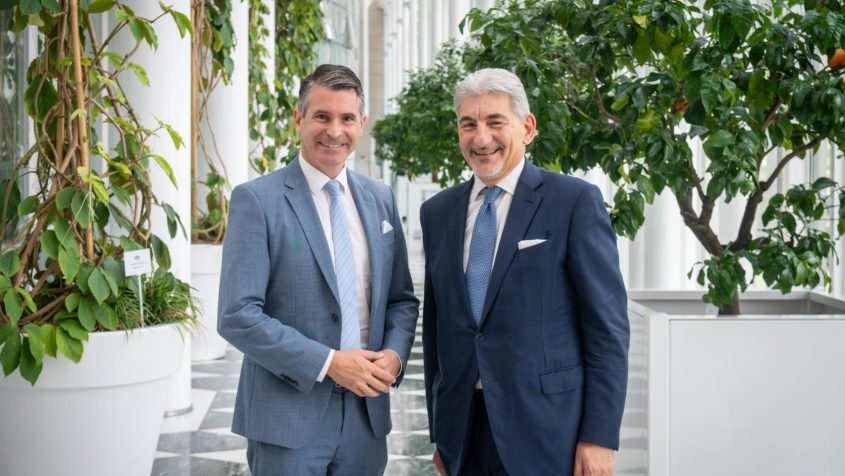 Europaminister Eric Beißwenger (links) und der Beauftragte für internationale und europäische Beziehungen der Region Lombardei, Staatssekretär Raffaele Cattaneo (rechts), in der Staatskanzlei.