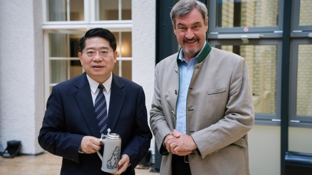 In der Bayerischen Vertretung in Berlin empfängt Ministerpräsident Dr. Markus Söder (rechts) den chinesischen Botschafter Hongbo Deng (links).