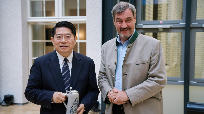 In der Bayerischen Vertretung in Berlin empfängt Ministerpräsident Dr. Markus Söder (rechts) den chinesischen Botschafter Deng Hongbo (links).