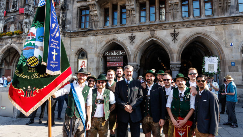 Gruppenbild mit Ministerpräsident Dr. Markus Söder und Mitgliedern der Thalkirchner Burschen e.V.