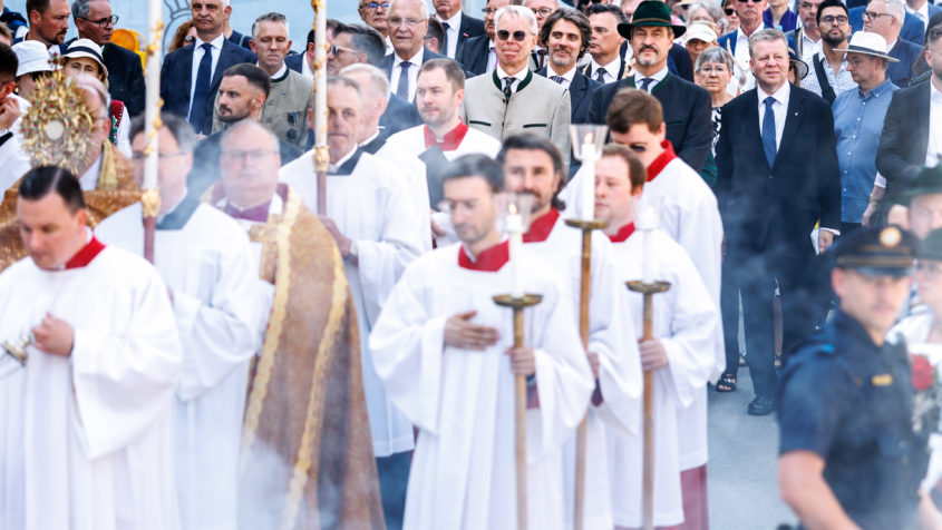 "Der christliche Glaube lebt und ist tief verwurzelt im Freistaat. Die Menschen bekennen sich in Dankbarkeit zu Jesus Christus und zeigen, was ihnen der Glaube gibt. Das Hochfest ist auch ein wichtiges Zeichen der Hoffnung, gerade in diesen schwierigen Zeiten." - Ministerpräsident Dr. Markus Söder.