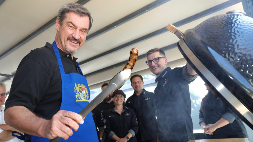Bei seinem Besuch bei der Metzgerei Freyberger in Nürnberg grillt Ministerpräsident Dr. Markus Söder die fränkische Weltmeisterbratwurst 