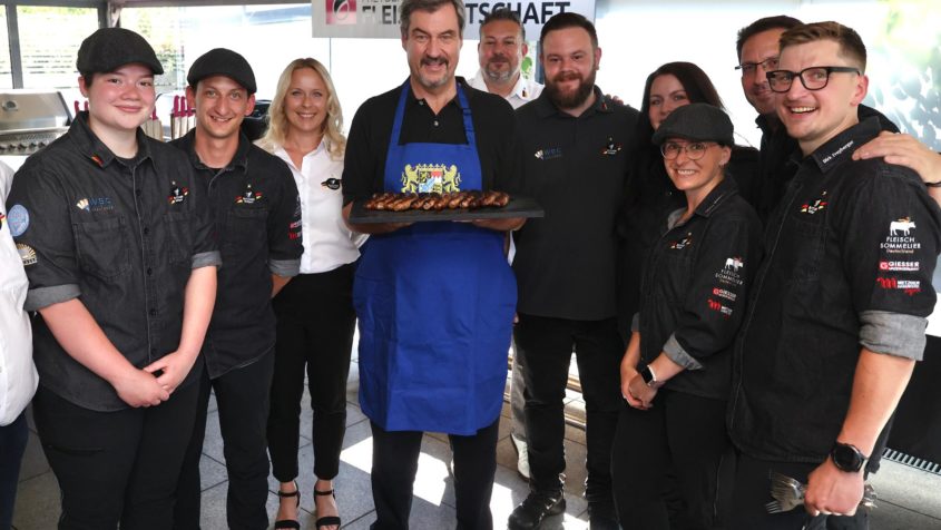 Gruppenbild mit Ministerpräsident Dr. Markus Söder und den Mitgliedern des deutschen Teams "Butcher Wolfpack", das bei der "World Butchers Challenge" in Paris Vize-Weltmeister wurde.