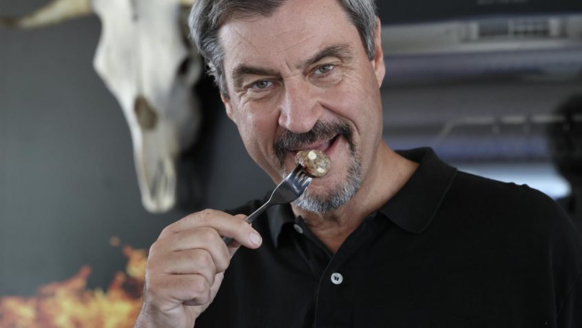 Ministerpräsident Dr. Markus Söder probiert die fränkische Weltmeisterbratwurst "König Ludwigs Apfel-Zwiebel-Bratwurst".