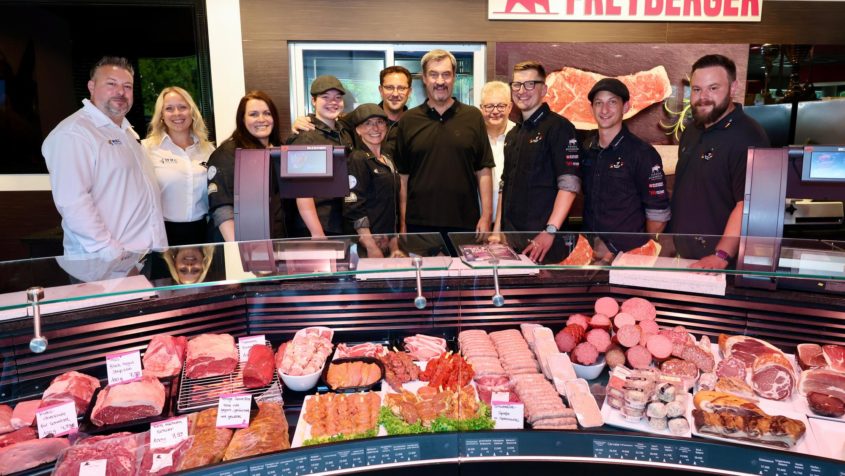Ministerpräsident Dr. Markus Söder: "Sechs starke Persönlichkeiten – drei Frauen, drei Männer – die 2025 bei der 'World Butchers Challenge' in Paris gezeigt haben, was bayerisches Metzgerhandwerk kann. Mehrere Titel – ein riesiger Erfolg für unser Handwerk! Bayern steht klar zum Metzgerhandwerk. Wurst und Fleisch sind bei uns nicht nur Lebensmittel – sondern Lebensgefühl. Das gehört zu Bayern einfach dazu."