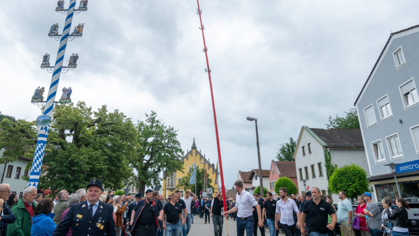 "Ein Höhepunkt ist alljährlich zu Pfingsten die Kerzenwallfahrt in Bogen. Wallfahrer pilgern auf den heiligen Berg Niederbayerns und bringen der Muttergottes eine gigantische Opferkerze (50 kg schwer!) dar. Bayern steht zu seiner christlichen Prägung: Bei uns ist das Kreuz sichtbar, wir halten am Religionsunterricht fest und ebenso an den kirchlichen Feiertagen. Vergelt’s Gott an alle, die sich zu ihrem Glauben bekennen und damit auch das Bild unserer Heimat prägen." - Ministerpräsident Dr. Markus Söder.